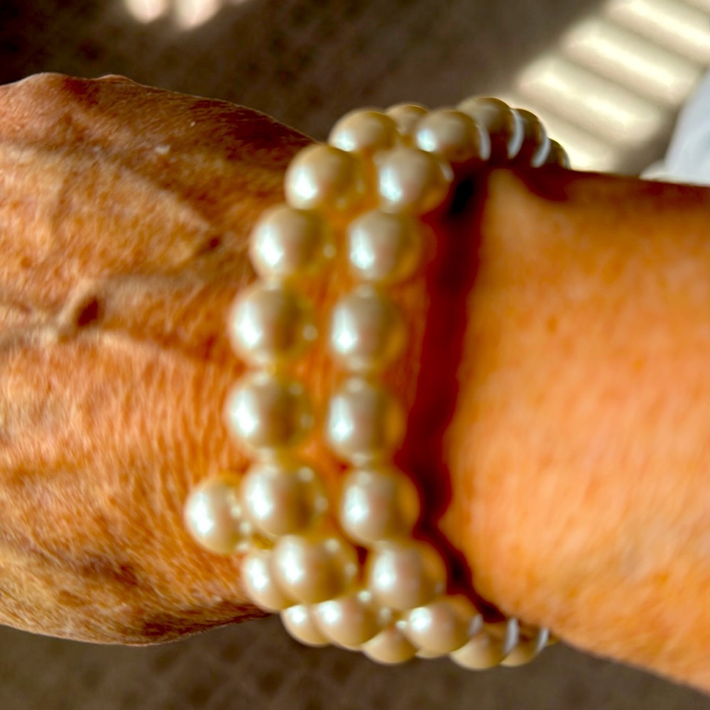 Stretchy faux pearl bracelet let